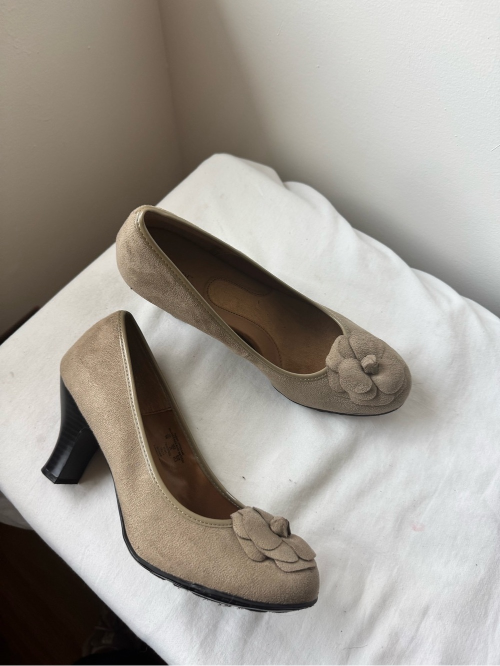 🤎 Jaclyn Smith Y2K Beige Suede Flower Pumps – Coquette Heels size 9